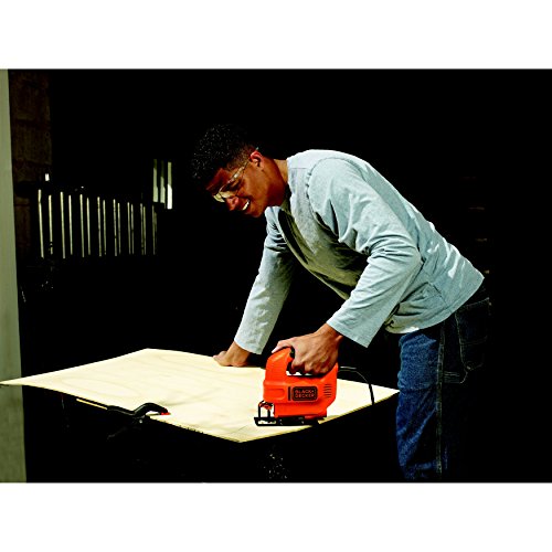 BLACK DECKER Scie sauteuse 400W avec une lame